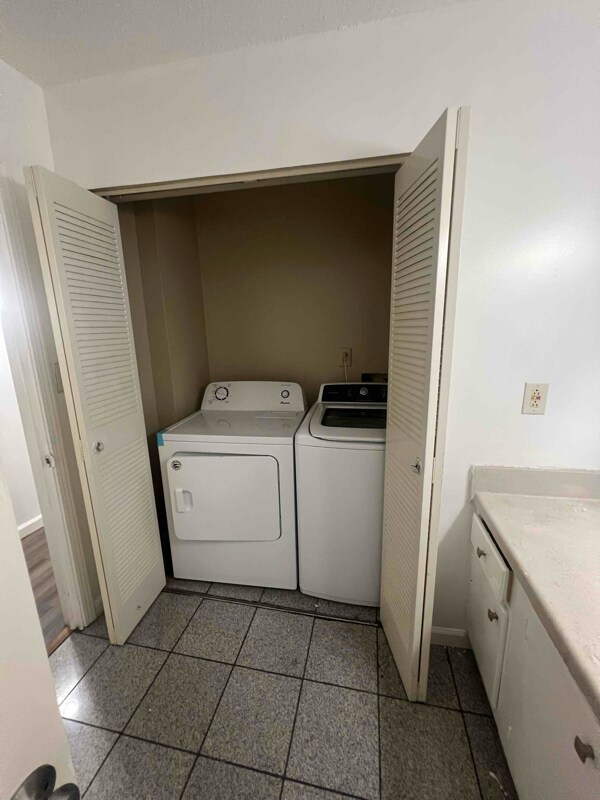 Building Photo - 402 Skyview Dr