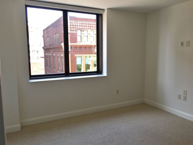 Building Photo - 875 Elm St