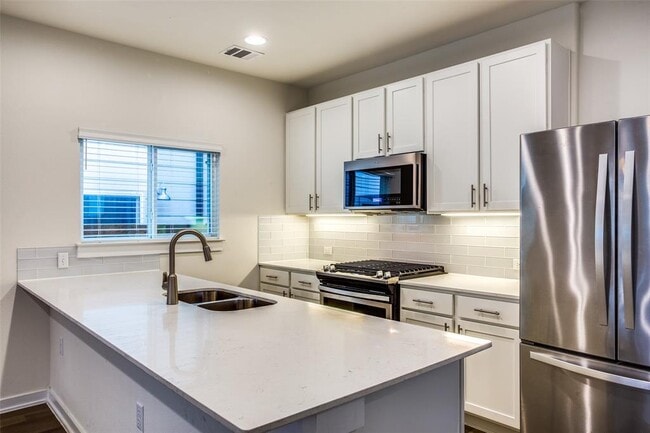 Building Photo - 6800 Menchaca Rd