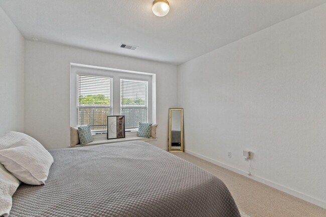 Building Photo - 12335 Summerbrook Dr