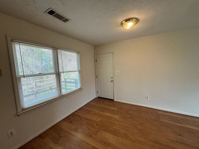 Building Photo - Charming 3BR Home in Columbus – Pet Friendly & Move-In Ready!