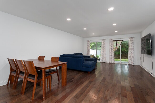 Building Photo - 211 Ross Stevenson Cir