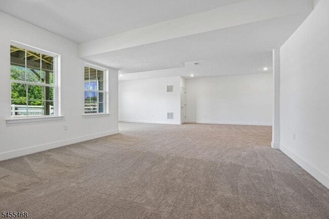 Building Photo - 52 Eastwood Ter