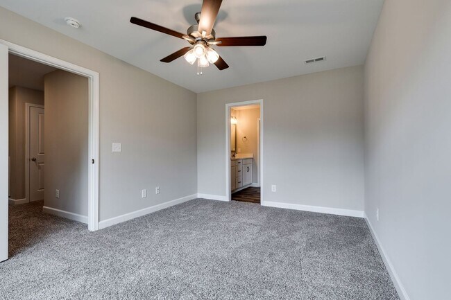 Building Photo - 4 Bedroom Dog Friendly Home For Rent Near Guthrie!