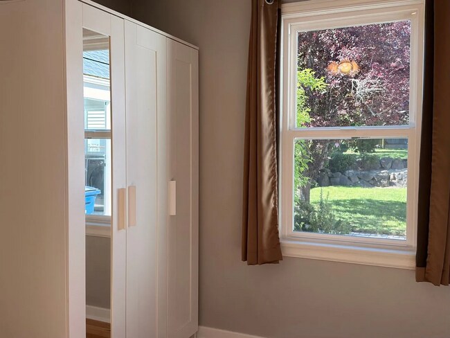 Building Photo - This spacious four-bedroom, two-bathroom
