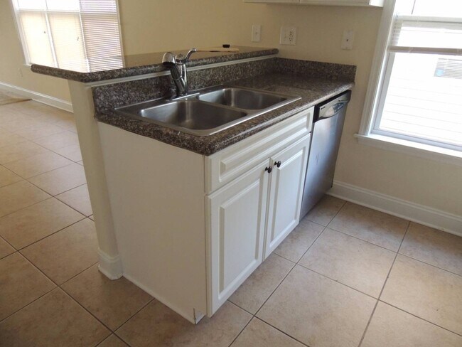 Building Photo - Beautiful Townhome in Tucker Creek