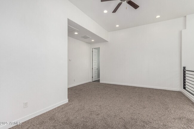 Building Photo - 7138 W Kent Dr