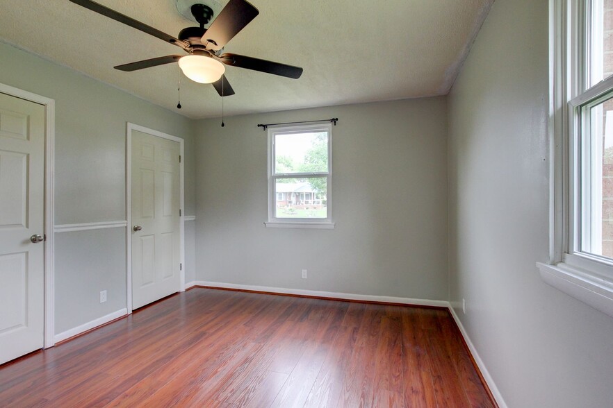 Building Photo - 729 Welsey Dr