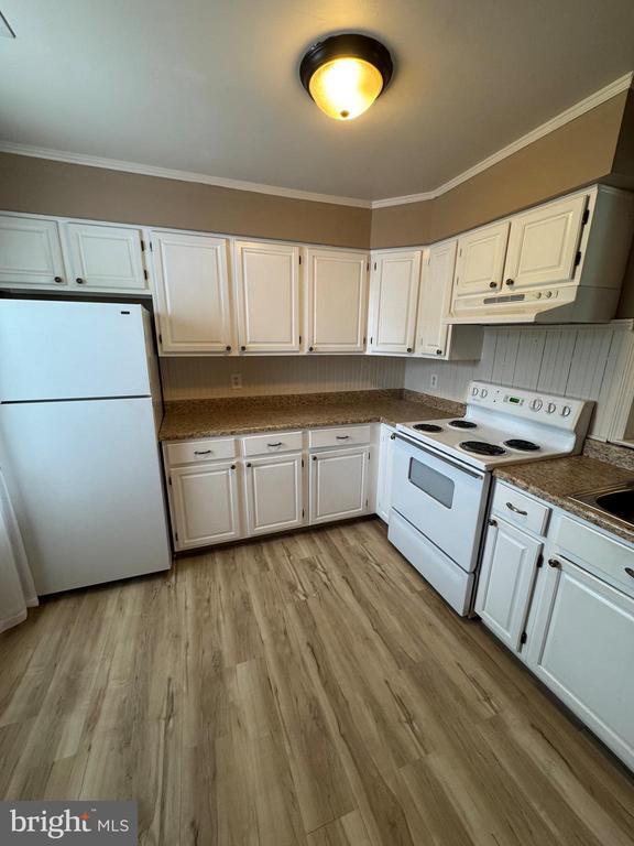 Building Photo - 906 Mews Dr