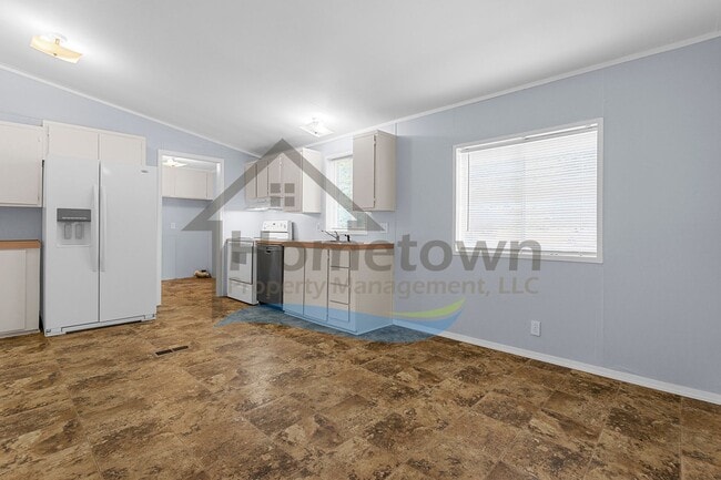 Building Photo - 3 Bedroom 2 Bathroom Home with Off-Street ...