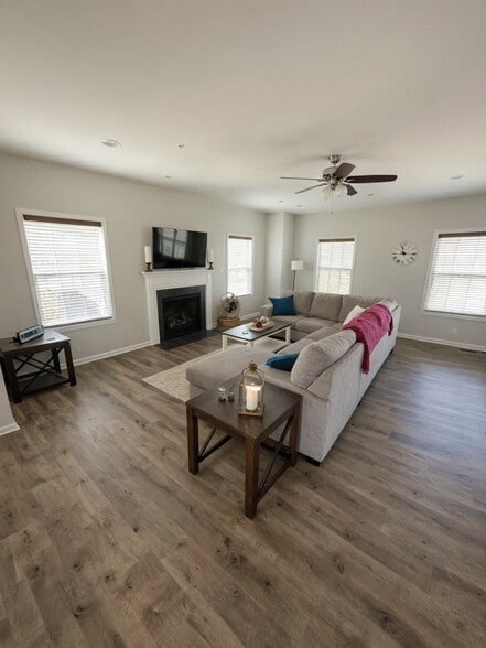 Building Photo - 680 Freedom Dr