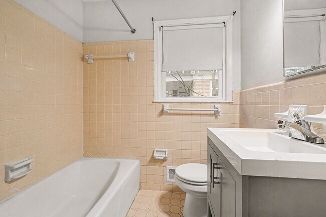 Building Photo - Nice 2BR/1BA Duplex in East Point!