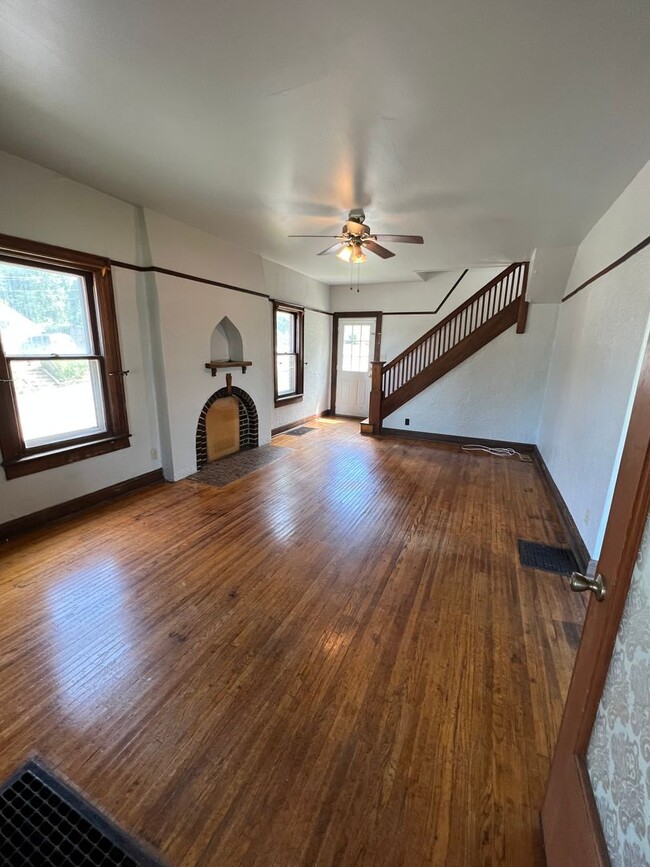 Building Photo - 3 Bedroom Available August 2025; $1,650 Mo...