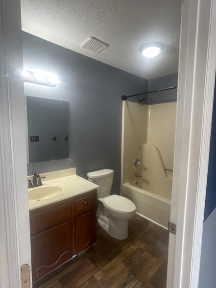 Building Photo - 3505 Curtiswood Ln E