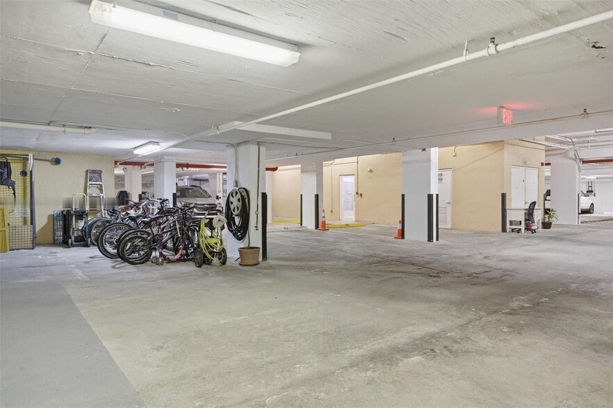 Building Photo - 1400 Salzedo St