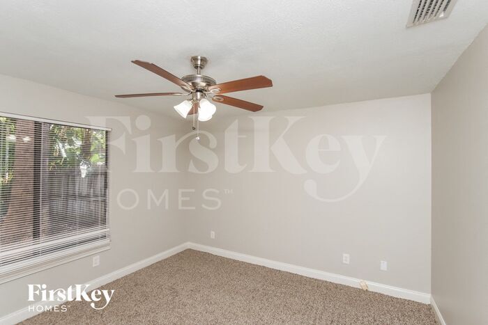 Building Photo - 730 White Pine Ave