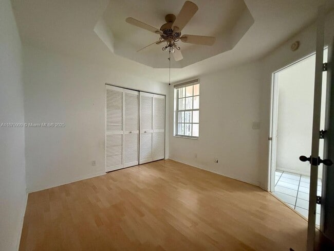 Building Photo - 8658 Vía Reale