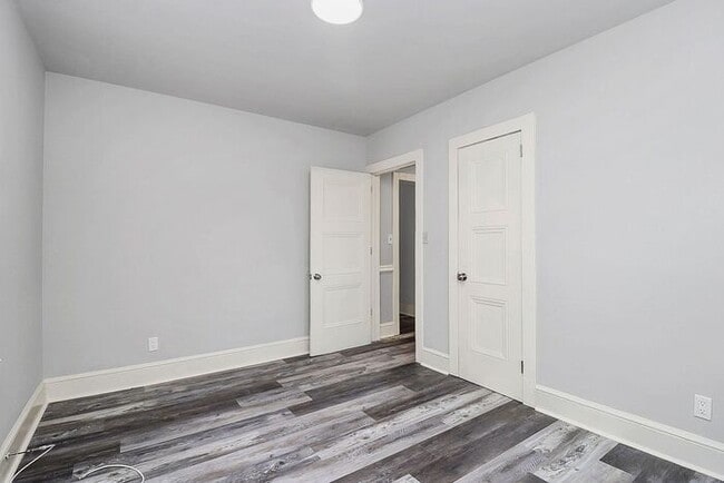 Building Photo - Charming 2BD/1BA Duplex Off West Blvd