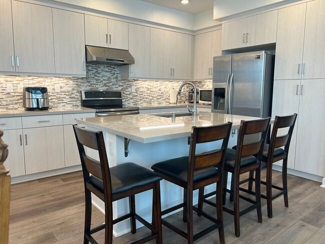 Building Photo - Spacious 4 Bedroom, 3.5 Bath Townhome in G...