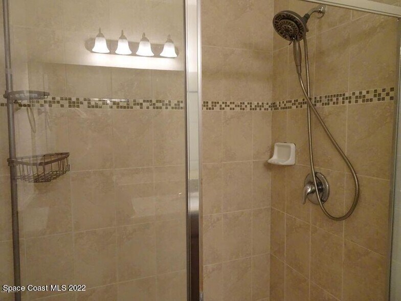 Walk In Shower - 1080 Cayman Dr