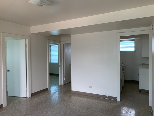 Building Photo - 2 Bedroom 1 Bathroom in Kaimuki-No Section 8