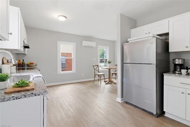 Building Photo - 1442 W 41st St