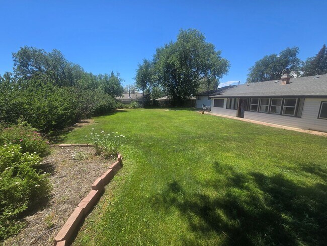 Building Photo - Rural 3 Bedroom Home in Fort Collins with Attached Garage and HUGE Yard Now Available! NO HOA!