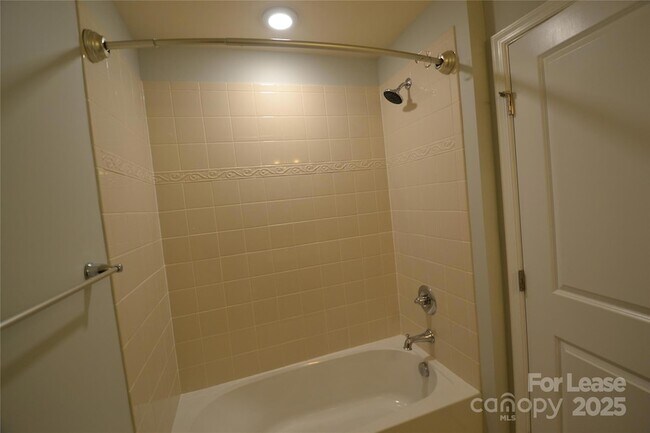 Building Photo - 1606 Fleetwood Dr