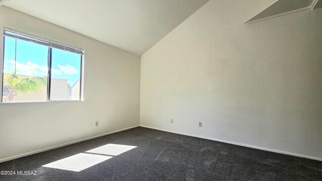 Building Photo - 3690 N Country Club Rd