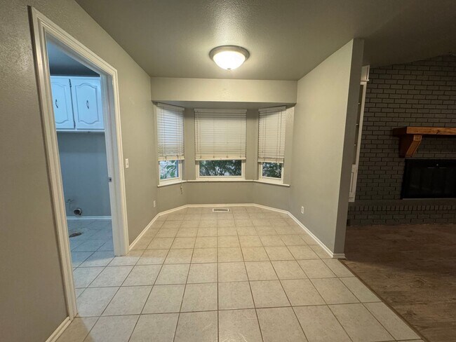 Building Photo - Cute 3 bed 2 bath in Broken Arrow