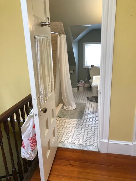 Full bathroom entry - 40 Walpole St