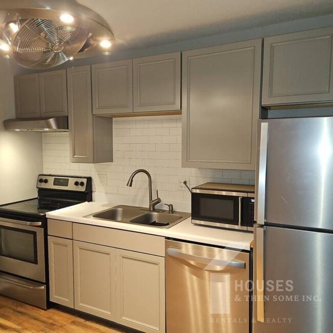 Building Photo - 553 Memorial Dr Ext