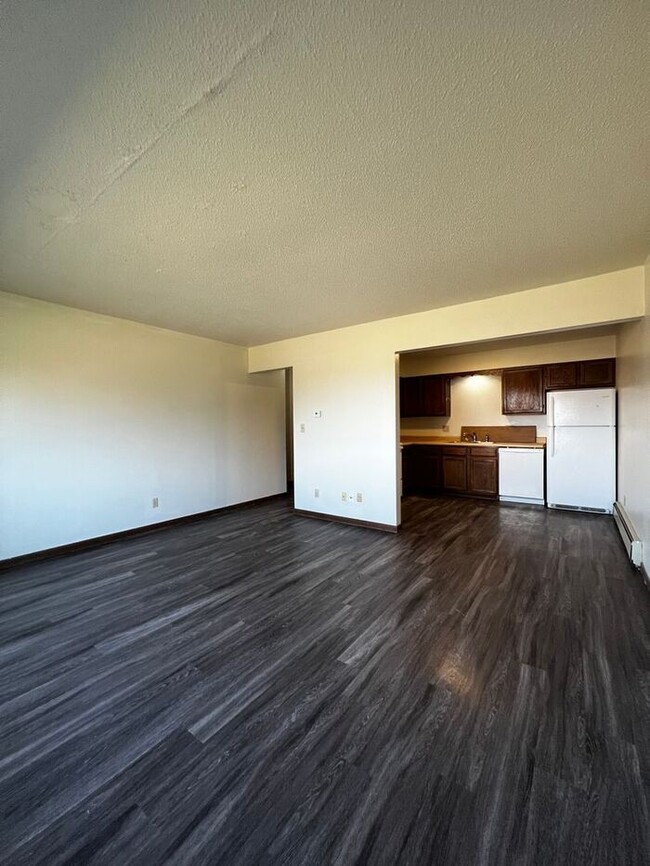 Building Photo - $1,025 | 2 Bedroom, 1 Bathroom Apartment |...