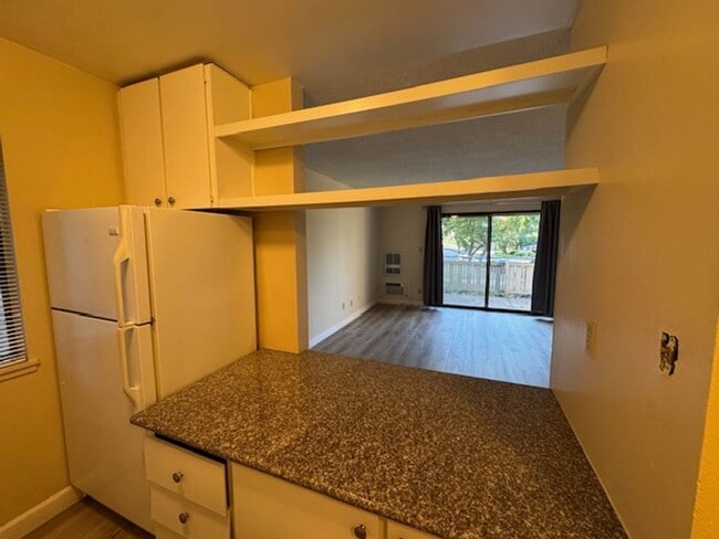Building Photo - 1 bedroom end unit-New plank flooring thro...