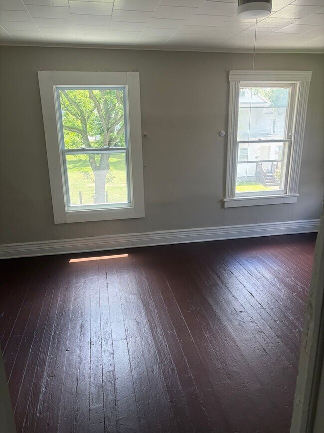 Building Photo - Newly renovated 4 bedroom duplex