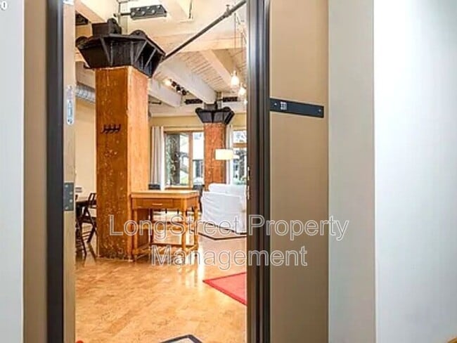 Building Photo - 1420 NW Lovejoy St