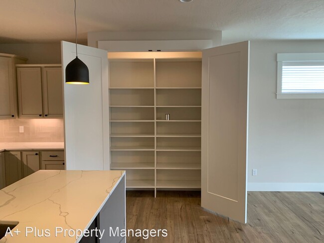 Building Photo - 5 br, 3.5 bath House - 7156 N Hourglass Dr