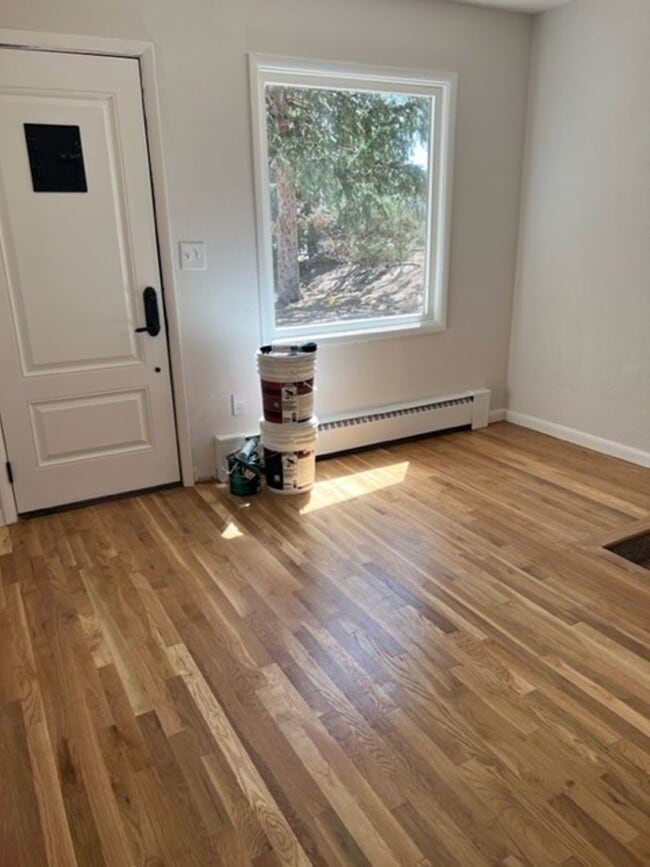 Building Photo - 4 BEDROOM HOME IN SKYWAY!!