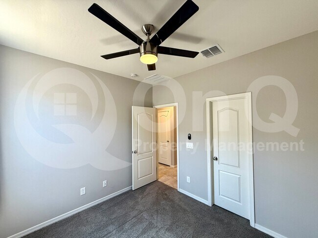 Building Photo - 2922 E Wayland Dr