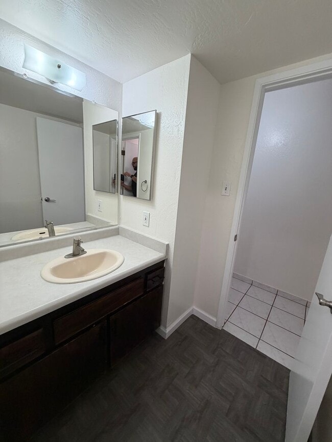 Building Photo - Move in ready 3 Bd 2BA home in upper NE Bakersfield
