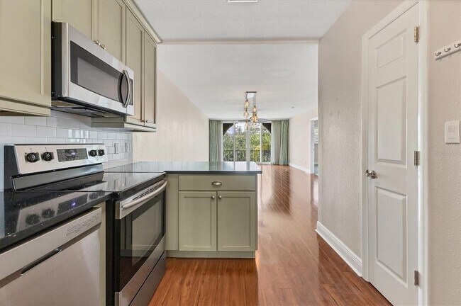 Building Photo - 301 S Gulfstream Ave