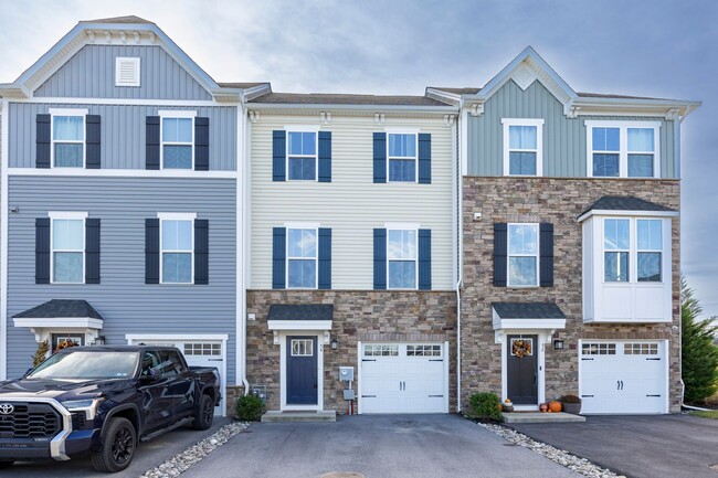 Building Photo - Spacious 3B/2.5B Townhome in Downingtown S...