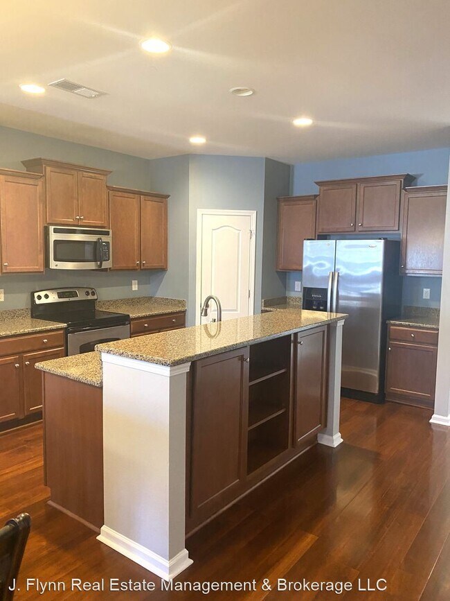 Building Photo - 3 br, 2.5 bath House - 3017 Coventry Commo...