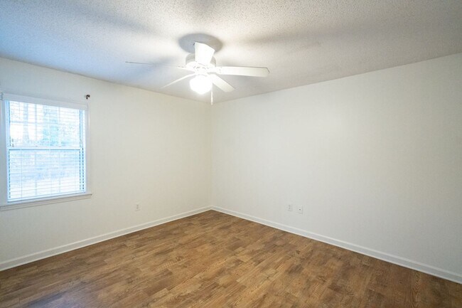 Building Photo - 2 Bed 1 Bath Near Campus! Water/Sewer/Trash Included In Rent!!