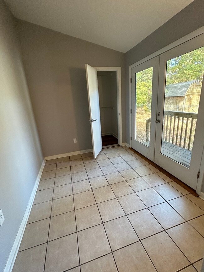 Building Photo - 4 bedroom duplex-East Ridge