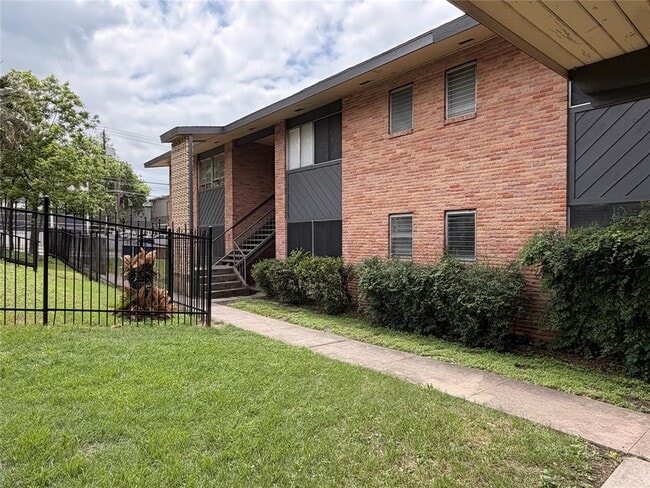 Building Photo - 3304 Red River St