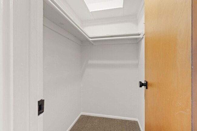 Building Photo - 5651 N Bryn Mawr St