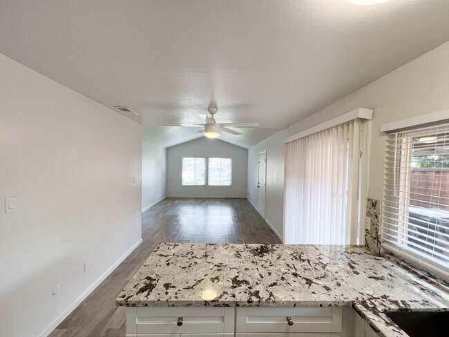 Building Photo - Upgraded 2 Bedroom Condo!!