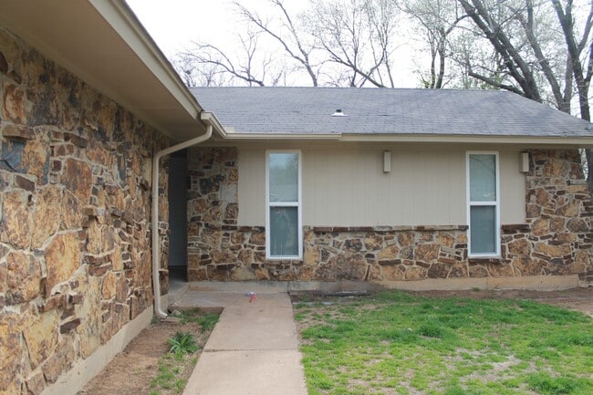Building Photo - Much Better Than NEW!!! 3 beds, 1 1/2 Baths