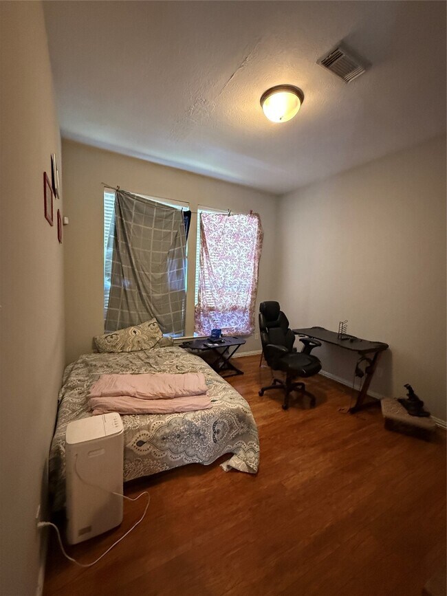 Building Photo - 814 Spring Mist Ct